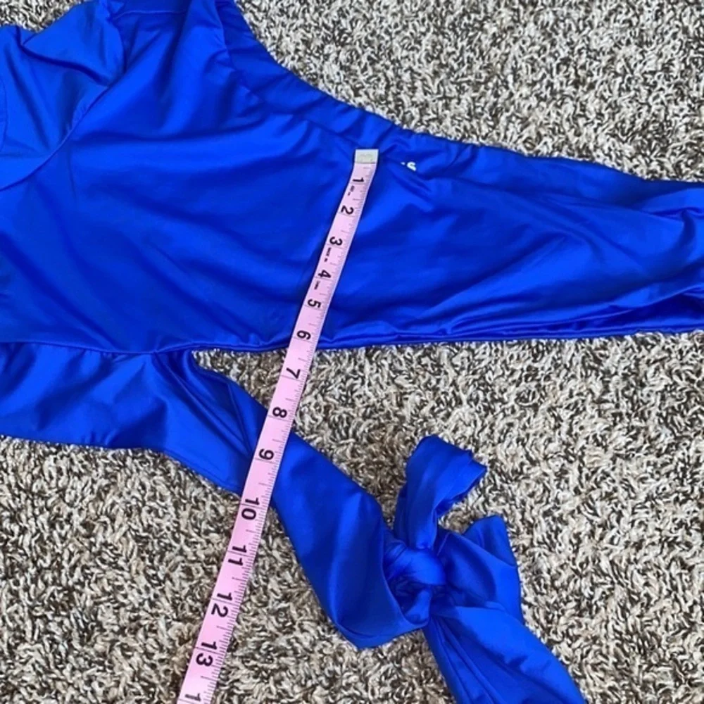 Frankies bikinis women’s 2X puck one shoulder bikini top‎
